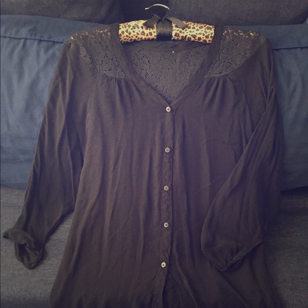 Black flow top lace shoulder quarter sleeve